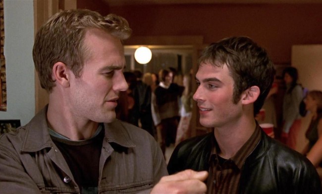 James Van Der Beek E Ian Somerhalder Si Baciano In Le Regole Dell