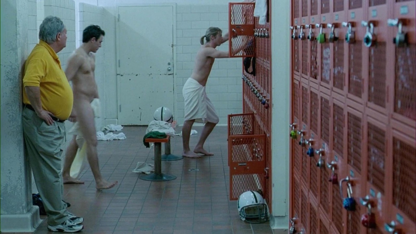 Heat in the shower: provocative nakedness in the locker room!
