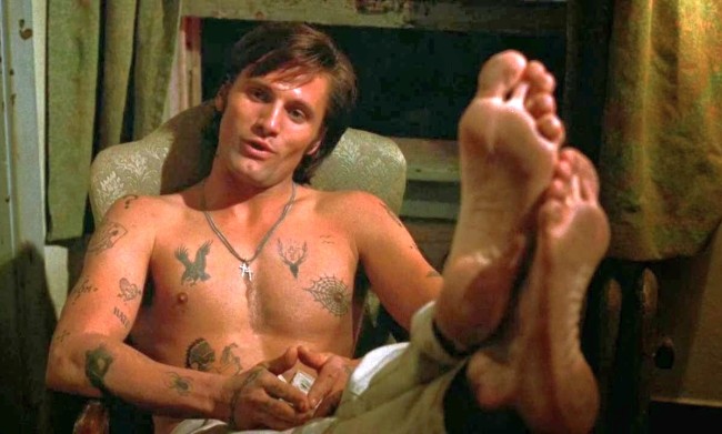 Viggo Mortensen nudo in "Lupo solitario" (1991) - Nudi al cinema.